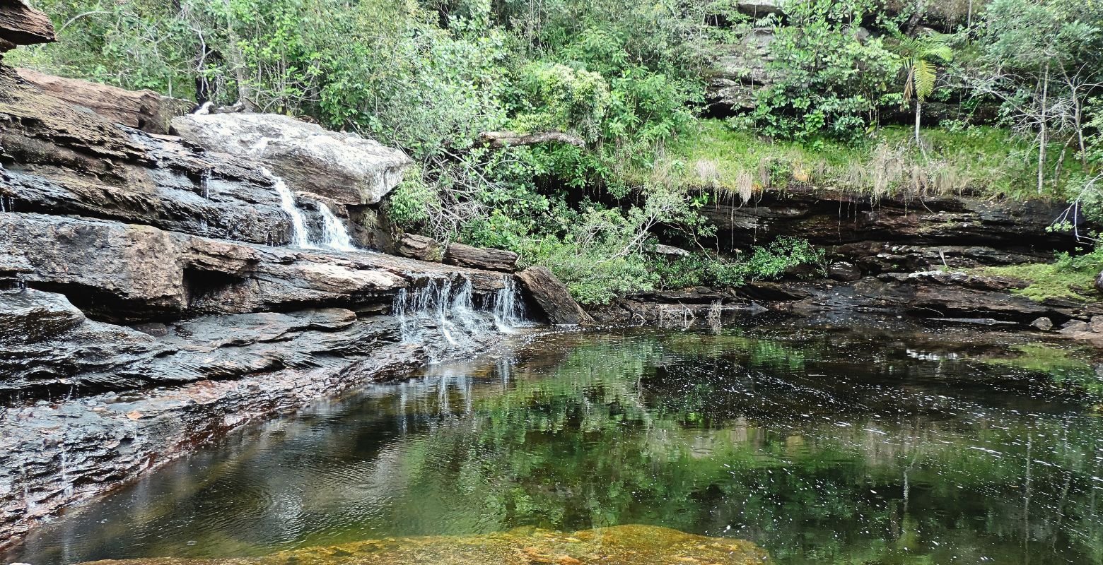 Formaciones rocosas del Escudo Guayanés y pozo de aguas cristalinas en Caño Cristales, Parque Nacional Natural Sierra de La Macarena.