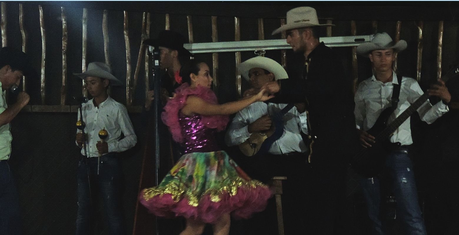 Presentación de joropo durante una muestra de cultura llanera en La Macarena, Meta, como parte de la experiencia de turismo comunitario.
