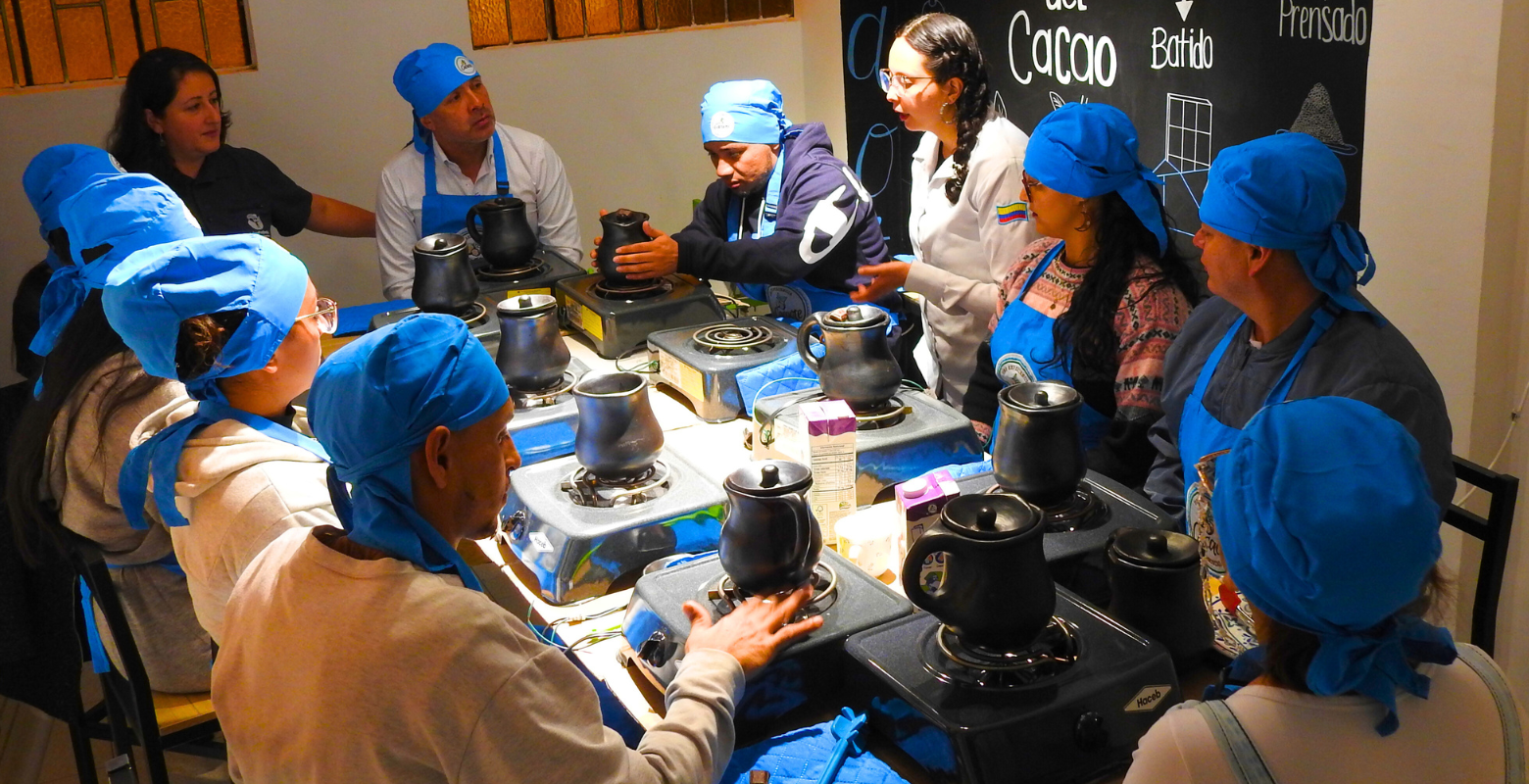 Raíces Profundas Turismo Ecológico y Cultural. Recorrido Interpretativo por el Centro Histórico de la Candelaria - Bogotá. Taller de preparación de Chocolate Santafereño.