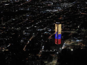 Bogotá nocturna vista desde el Cerro de Monserrate. Raíces Profundas Turismo Ecológico y Cultural.