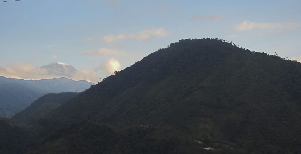 Semillas para la Escuela 2025. Cerro Volcán Machín (derecha) y Nevado del Tolima (izquierda)