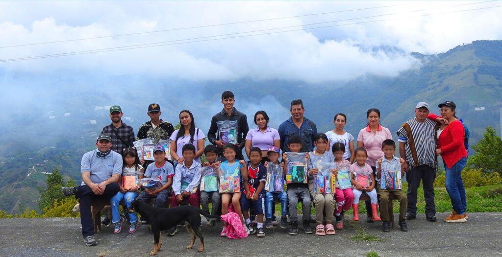 Semillas para la Escuela 2025. Escuela de la Institución Educativa Tapias Sede San Lorenzo Alto. Volcán Cerro Machín (izquierda)