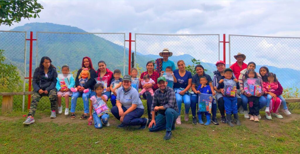 Semillas para la Escuela 2025. Escuela de la Institución Educativa Tapias Sede Santa Ana. Volcán Cerro Machín (derecha)