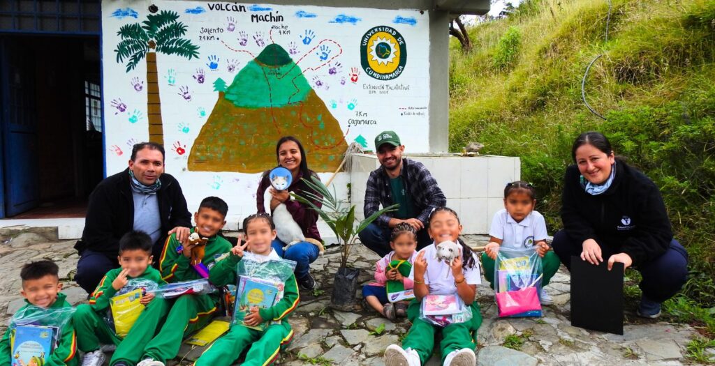 Semillas para la Escuela 2025. Escuela de la Institución Educativa Tapias Sede Quebradas. Con el gato de la profe y el retoño de la Palma de Cera (Ceroxylon quindiuense)