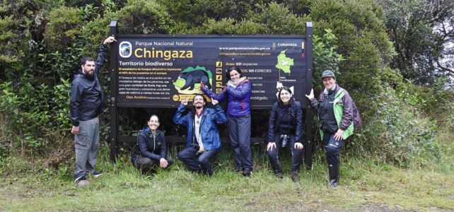 Grupo de visitantes en Parque Nacional Natural Chingaza durante experiencia guiada de ecoturismo cerca de Bogotá.