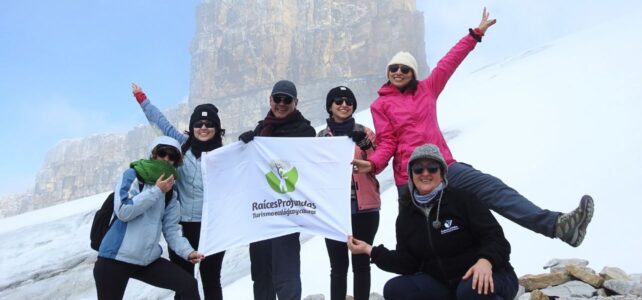 Excursiones Grupo de viajeros con Raíces Profundas en alta montaña durante tour de naturaleza y cultura en Parque Nacional Natural El Cocuy, Colombia.