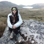 Persona en caminata ecológica en alta montaña del Parque Nacional Natural El Cocuy, experiencia de naturaleza en Colombia.