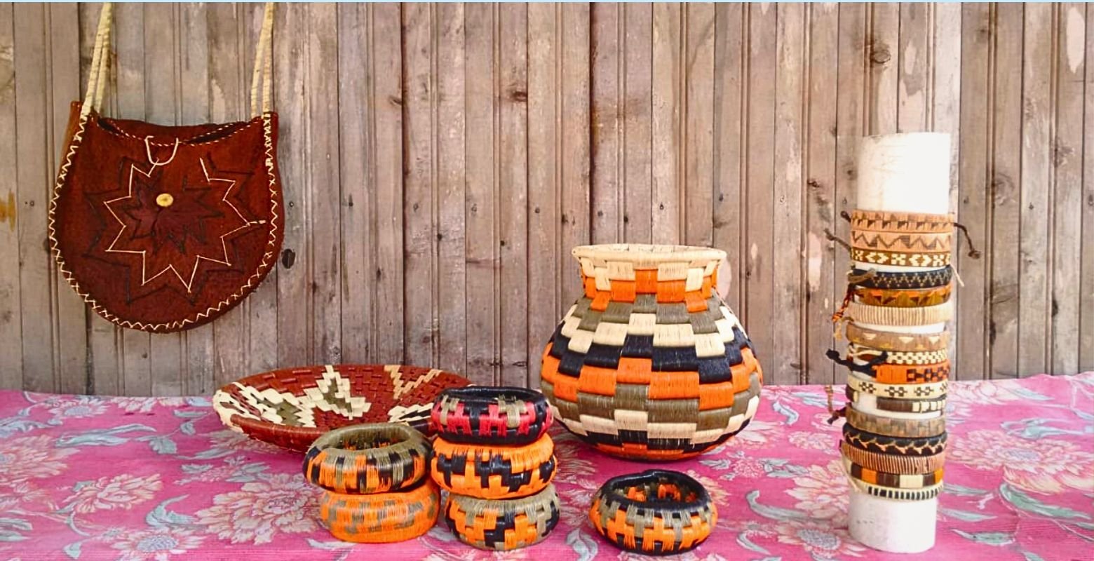 Artesanías tradicionales tejidas a mano exhibidas por la comunidad local en Bahía Málaga, Pacífico colombiano.