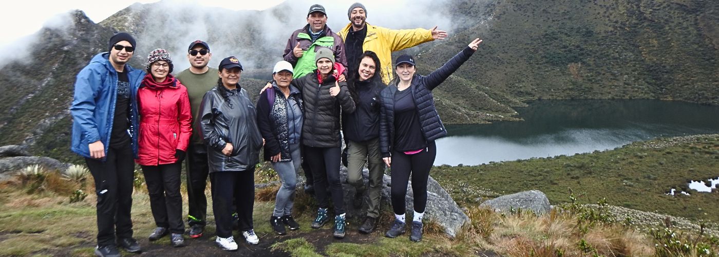 Grupo de caminantes durante una caminata ecológica en la Laguna de Siecha, Parque Nacional Natural Chingaza, cerca de Bogotá.