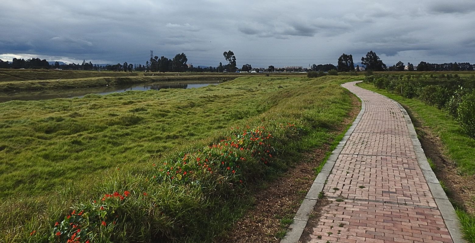Sendero Ambiental del Río Bogotá en Kennedy, con paisaje natural y llanura aluvial de Bogotá