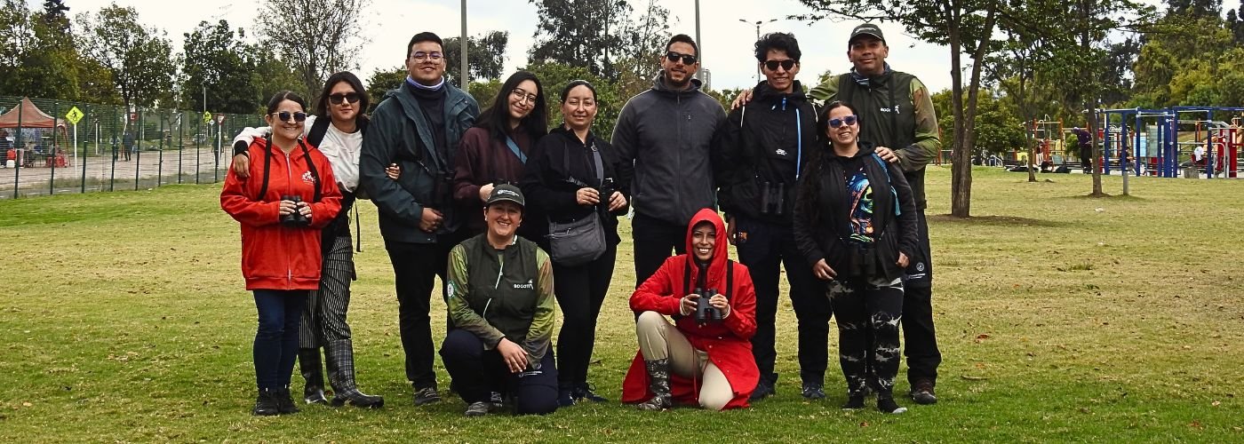 Personas descubriendo la naturaleza del Parque Metropolitano Timiza en Bogotá
